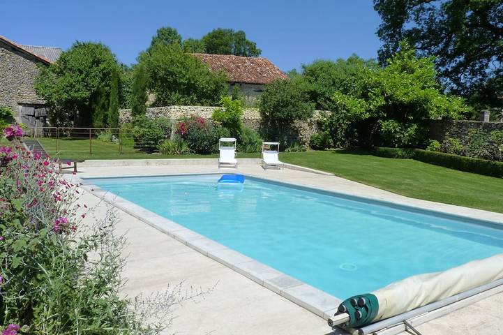 Gîte pour 3 personnes, avec Jacuzzi et Terrasse ainsi que Jardin et Piscine