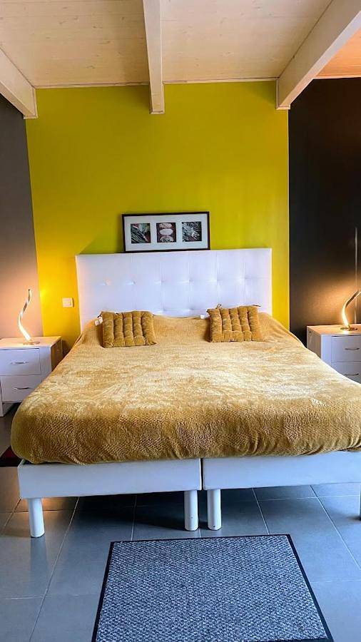 Location de vacances pour 2 personnes, avec Balcon ainsi que Terrasse et Vue à Néant-sur-Yvel