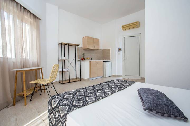 Gîte pour 2 personnes, avec piscine ainsi que terrasse et jardin à Faliráki - 2