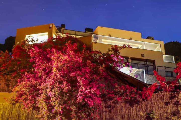 VillaBarcelonaCoast-Pool, BBQ, A/C,Beaches (5' by car), Barcelona (25' min),WIFI in Argentona, Maresme