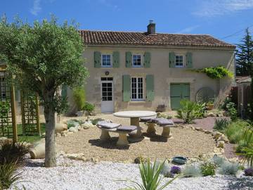 Gîte pour 4 personnes, avec terrasse ainsi que piscine et jardin à Aumagne