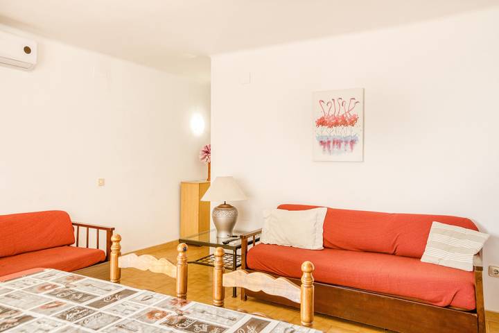 Apartamento entero, Apartamento en el Paseo Marítimo 3-3 cerca de la playa con terraza y Wi-Fi in Platja del Port (Llanca), Llansá