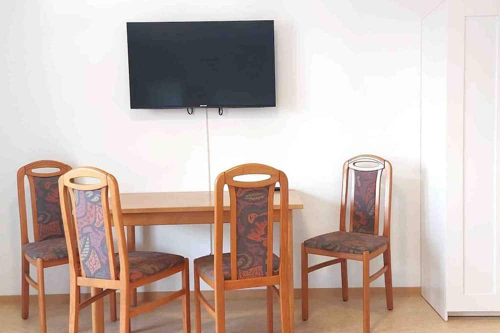 Ganze Wohnung, (Sta1043) gut geschnittene Monteurwohnung mit Balkon in Stamsried, Ostbayern