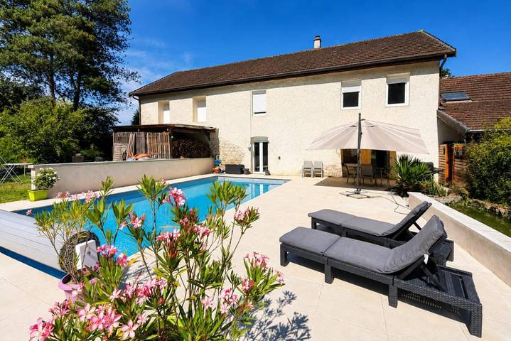 Location de vacances pour 4 personnes, avec Terrasse et Jardin ainsi que Piscine et Vue dans Chaux-Champagny