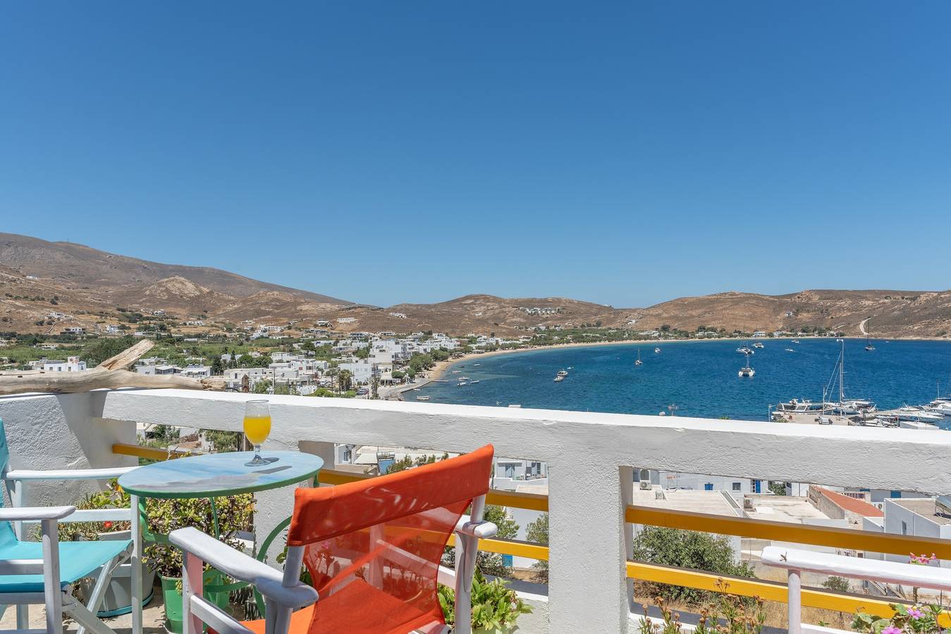 Ganze Wohnung, Ferienwohnung 'Agnadi' mit Meerblick, Balkon und Klimaanlage in Livadi, Kykladen