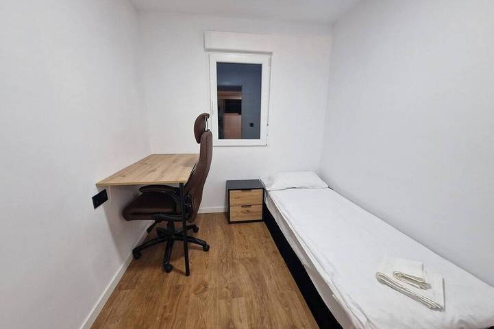 Entire apartment, Spacious 3 Bedroom Apartment with Balcony and Ac in Castellón in Castellón de la Plana, Costa del Azahar