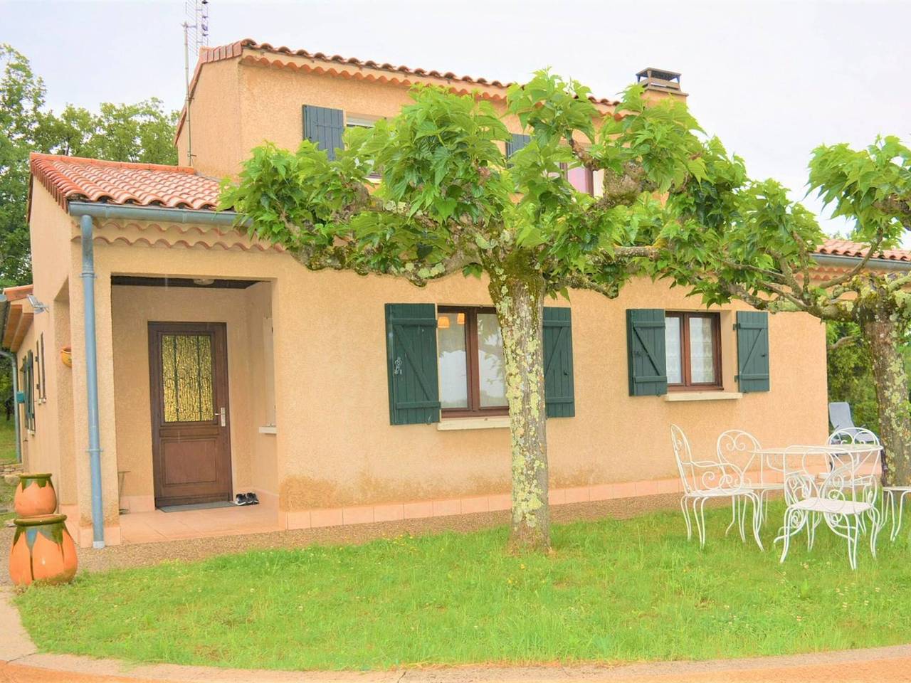 Villa à Lagorce avec piscine privative, 4 chambres, grand terrain, animaux admis, tout confort in Lagorce, Ardèche