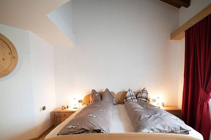Ganze Wohnung, Al Soladif - Attic room with a view. Magic in a mansion in the heart of Cavalese. in Cavalese, Fleimstaler Alpen