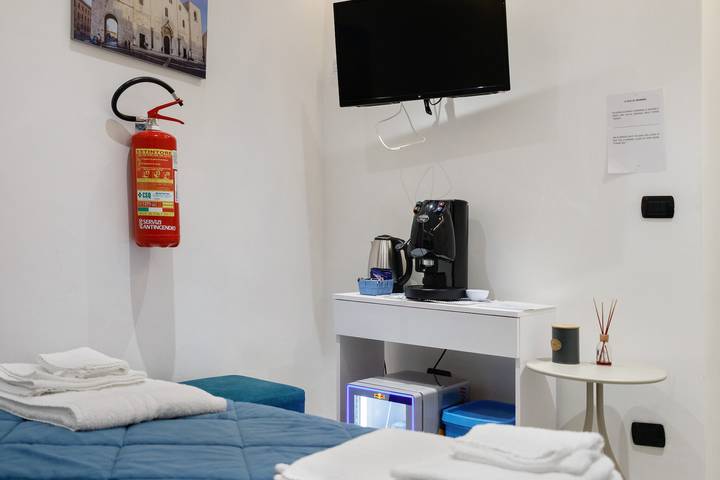 Room 'Il Filo Di Arianna - Camera 1' with Wi-Fi and Air Conditioning in Bari, Bari Province