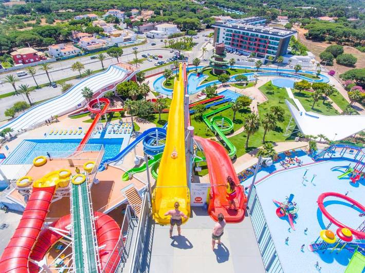 Hôtel pour 5 personnes, avec piscine et bassin pour enfant ainsi que vue et jardin