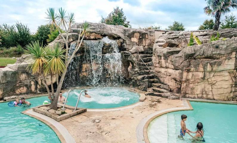 Tente pour 5 personnes, avec piscine et terrasse ainsi que bassin pour enfant et jardin, animaux acceptés