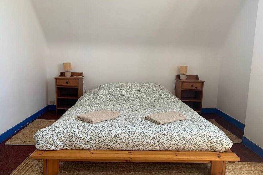 Beachfront home, within walking distance of the beach, and with a view of the ocean! in Trévou-Tréguignec, Rosa Granitküste