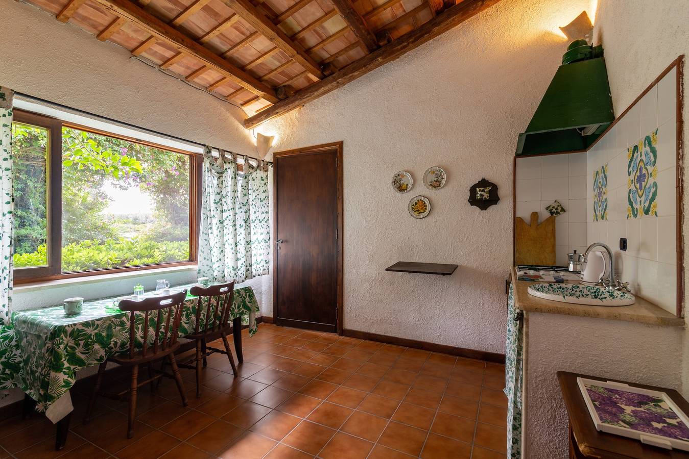 Appartement entier, Appartement 'Tenuta Donna Vittoria Edera' avec vue sur la montagne, Wi-Fi et climatisation in Trapani, Province de Trapani