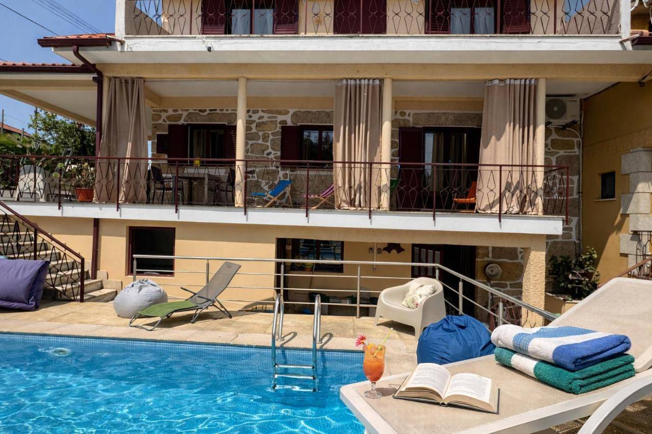Villa Esteves avec piscine proche Braga Parking-terrasse & calme in Gême, Distrito de Braga