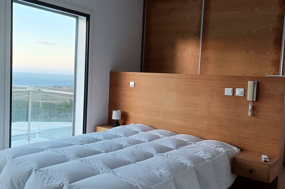 Villa d'Architecte, Sur les hauteurs, Vue Mer, calme, Terrasse 360°. in Nazaré, Leiria District