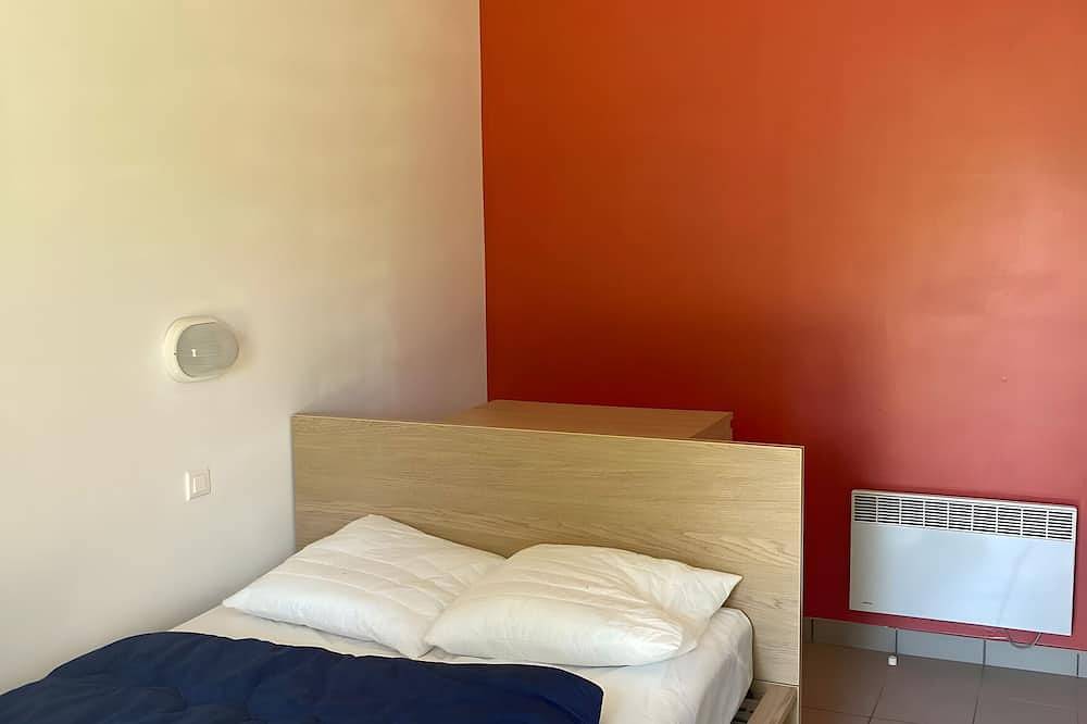 Holiday Home 'Joli Gîte Rouge Au Bord Du Lac' with Shared Terrace, Shared Garden and Wi-Fi in Saint-Rémy-sur-Durolle, Livradois-Forez Regional Nature Park