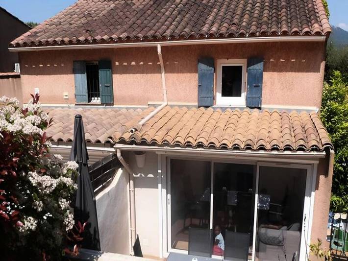 Appartement de vacances pour 5 personnes, avec terrasse et piscine, adapté aux familles