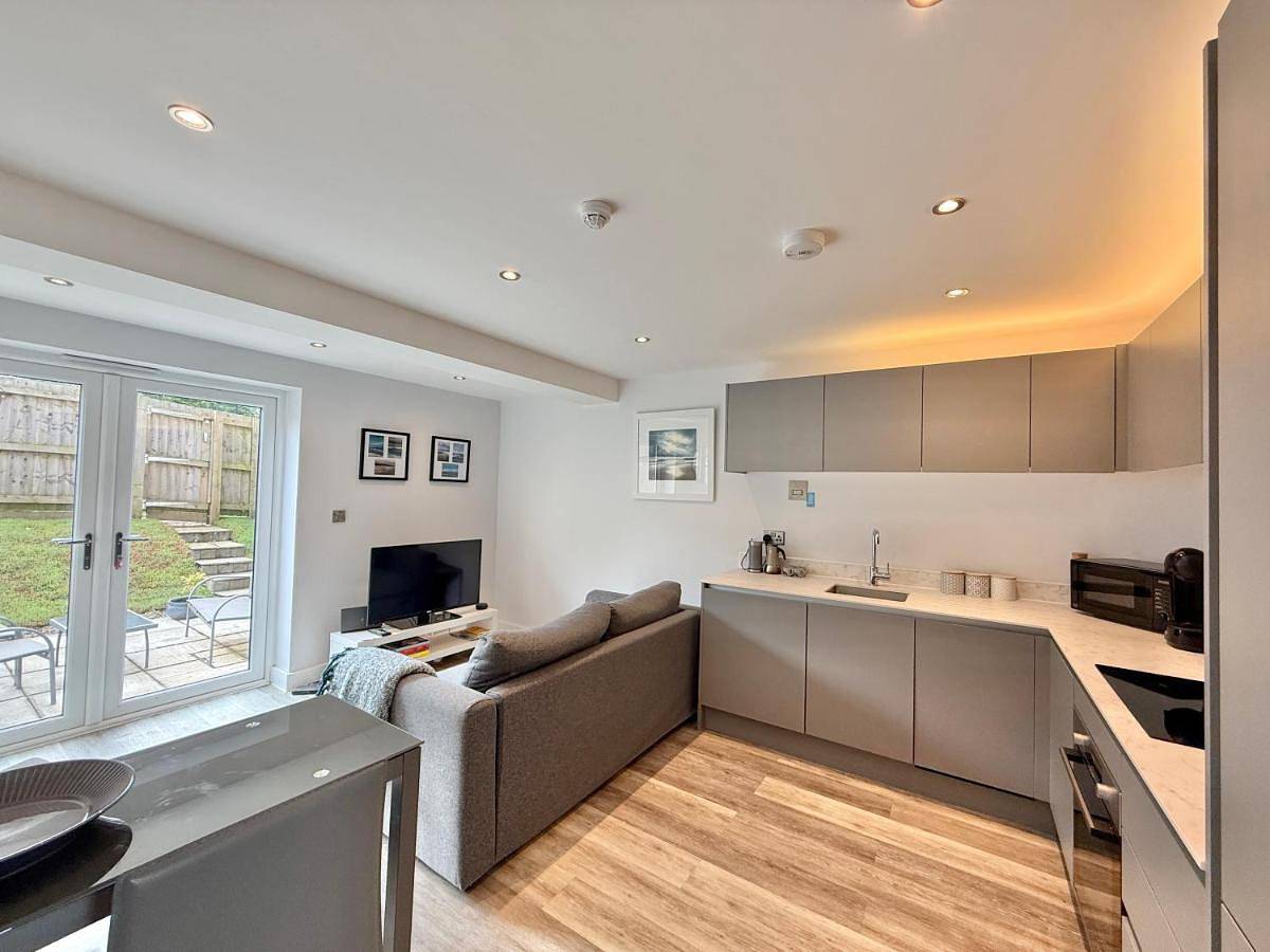 Entire apartment, Stylish One Bed Totnes Retreat with Free Parking in Totnes, Devon