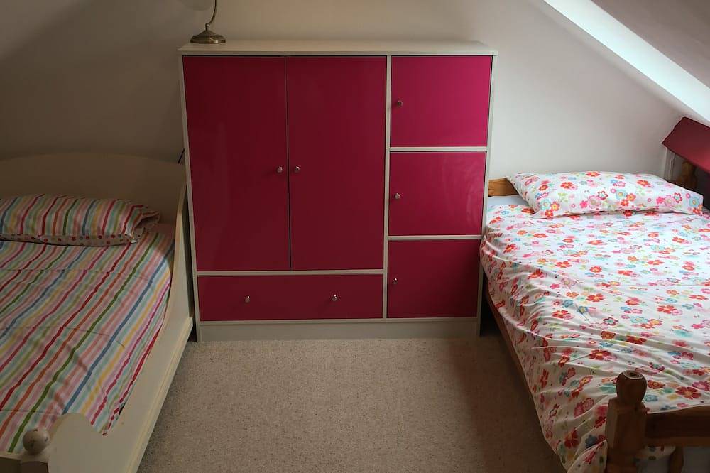 Fantastic family home- central village location & short level walk to beach in Woolacombe, Devon