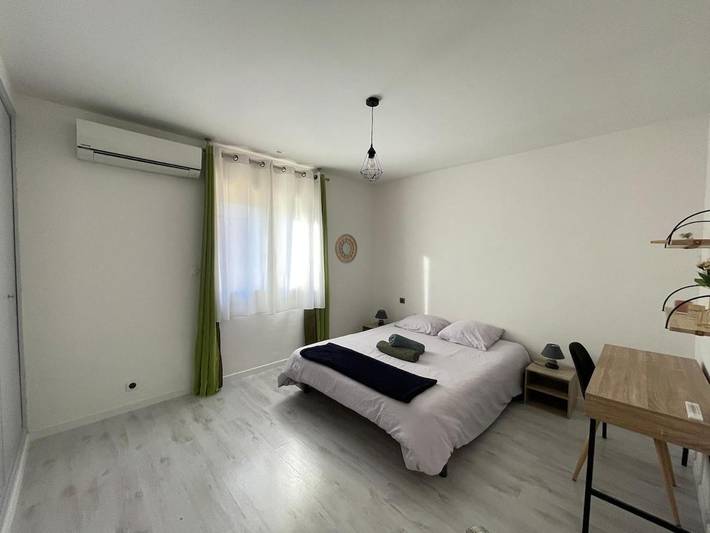 Location de vacances pour 10 personnes, avec piscine ainsi que vue et terrasse à Saint-Hilaire-de-Brethmas - 3