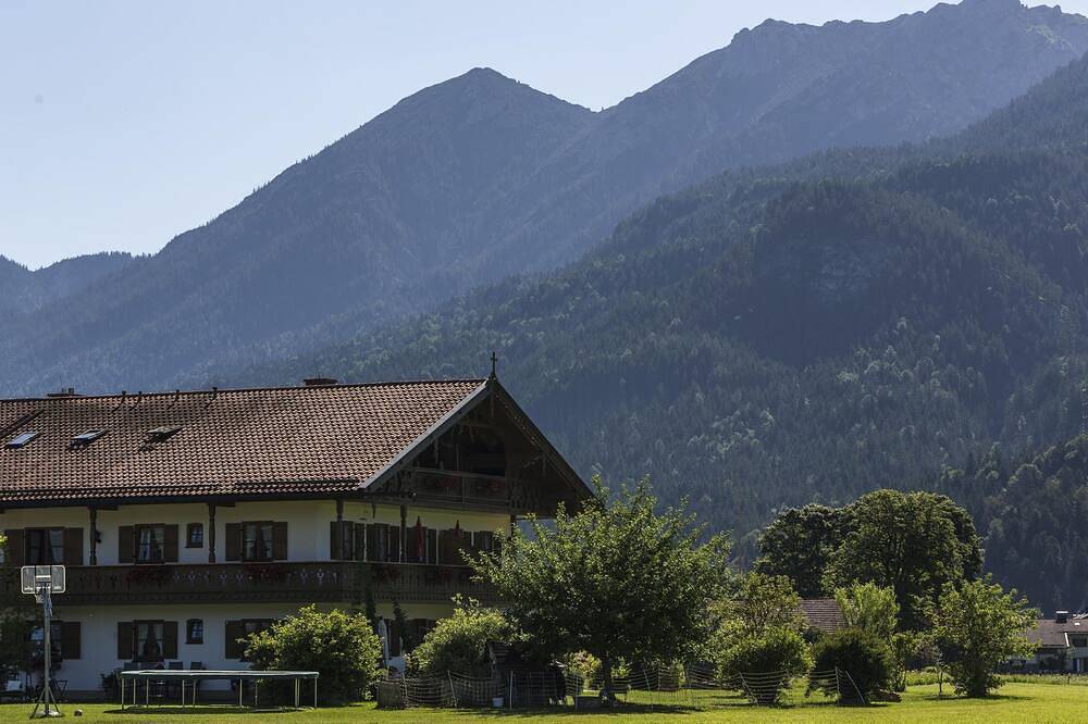 Ferienhof zum Baur - \"Wetterstein\" Fewo/2 Schlafräume/Dusche, Wc in Krün, Bayerische Alpen