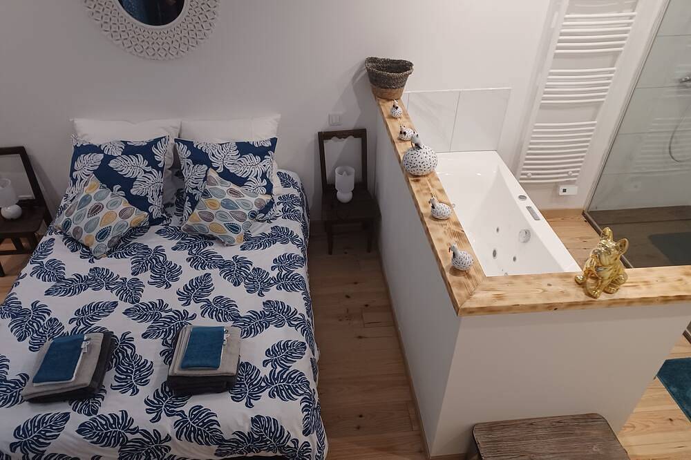 Chambre d'Emma, whirlpool bath, free Wi-Fi, free private parking in Neufmaisons, Lunéville region