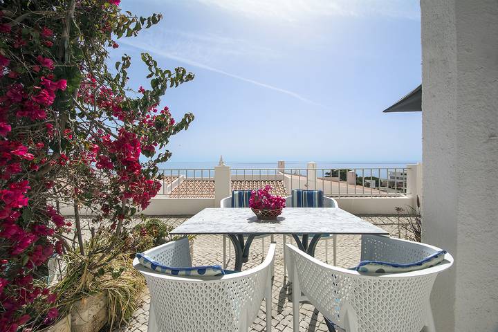 Apartamento para 5 personas, con Vistas al mar además de Terraza y Piscina en Salema