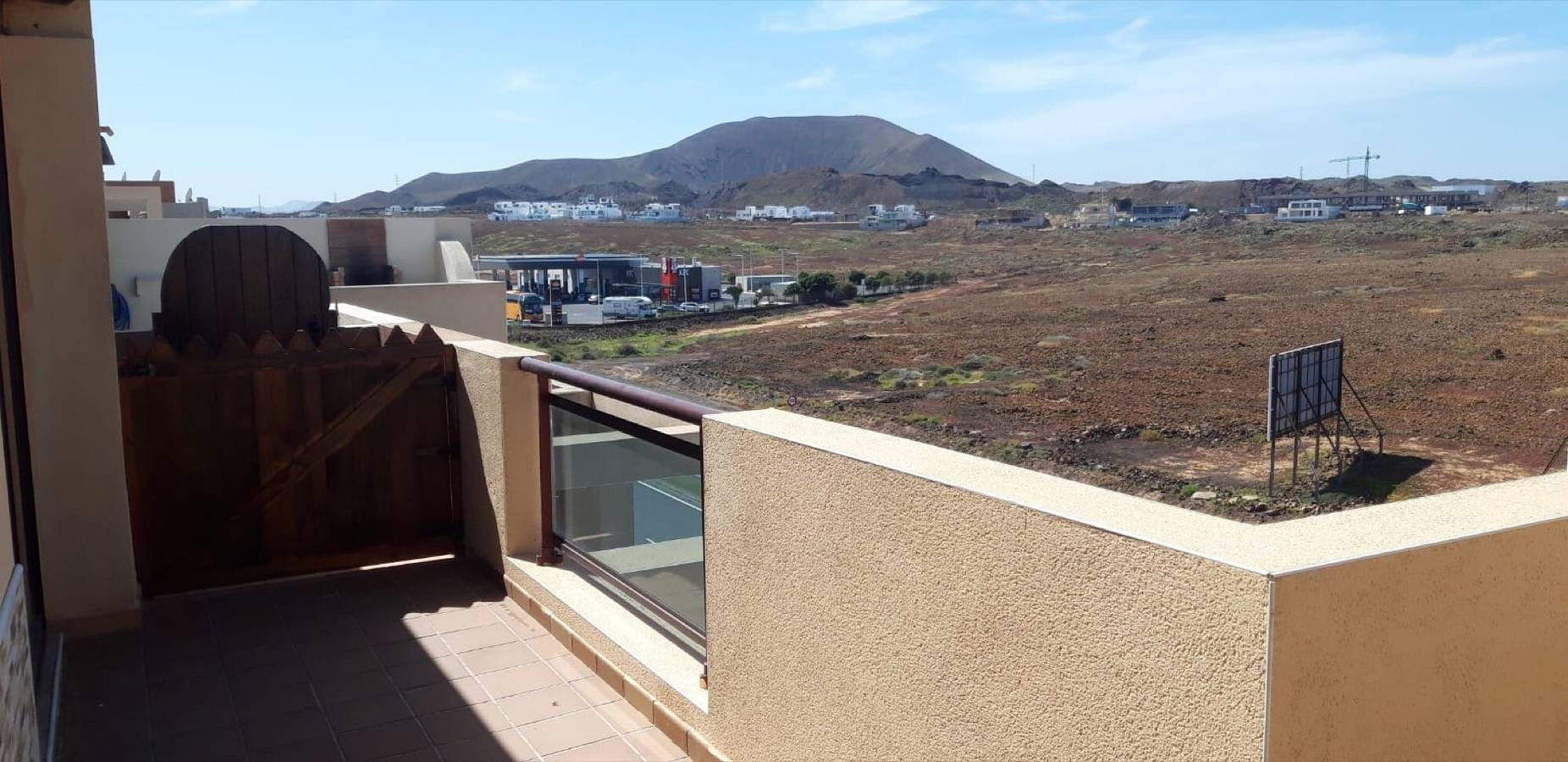 Estudio entero, Estudio vacacional 'Sol Y Playa' con vistas a la montaña, terraza privada in Corralejo, La Oliva