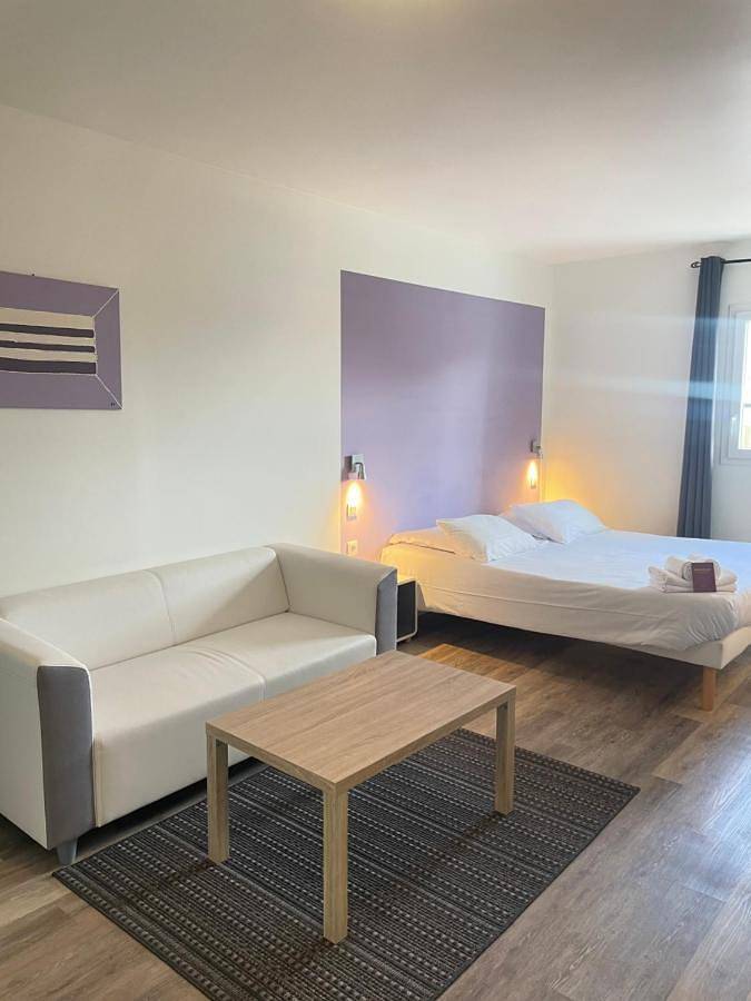Budget Double Room in Sauvagnon, Béarn