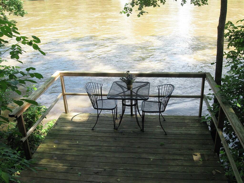 Vintage River Cabin, Log, Riverfront, Kamin, Dock, Whirlpool, Oberlichter, Charme in Page County
