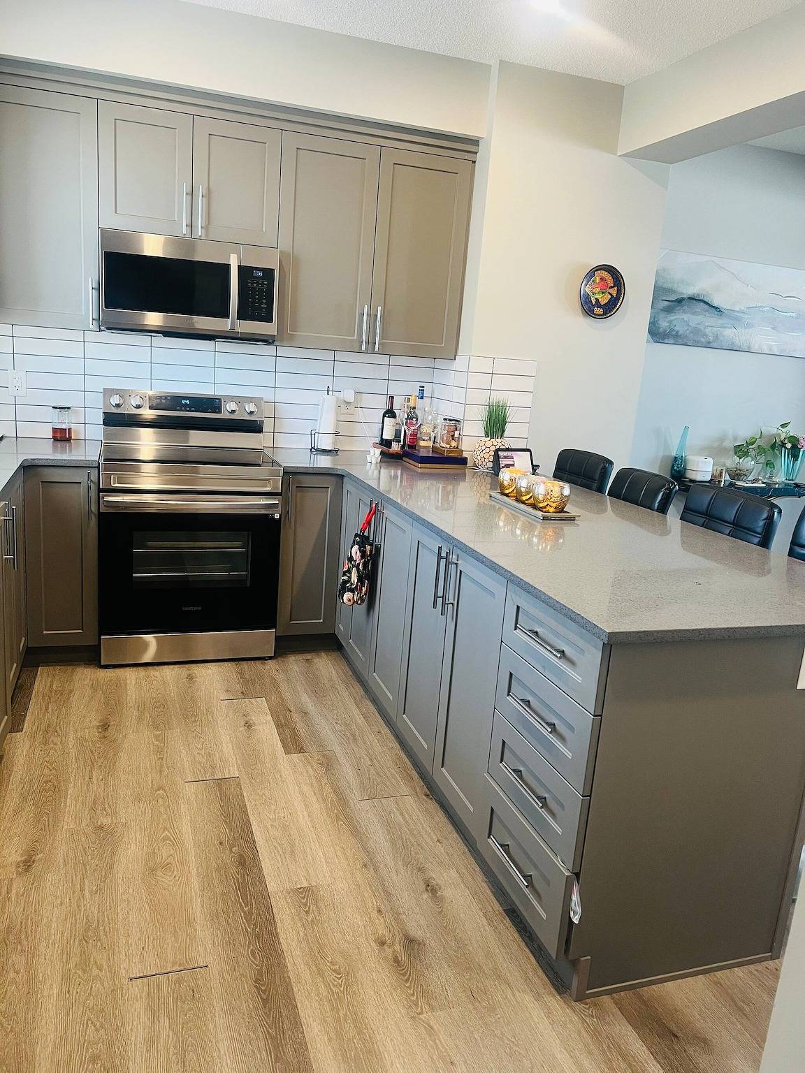 Geräumiges privates Zimmer mit Tv, Wlan und Kühlschrank in Edmonton, Alberta