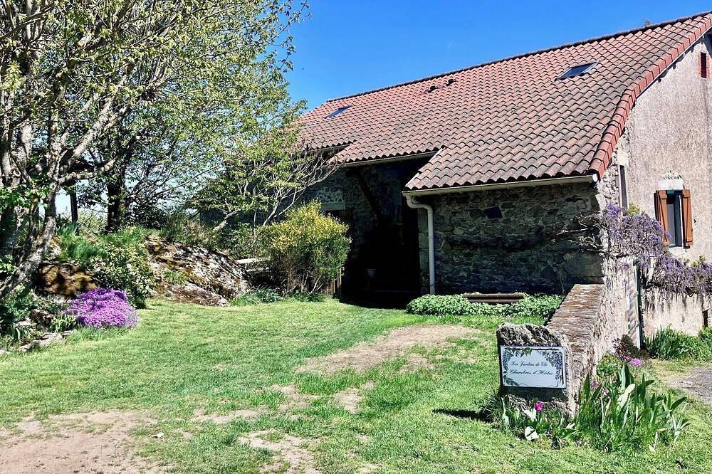 Maison en pierre, gîte 10 personnes accessible aux handicapés in Félines, Parc Naturel Régional Livradois-Forez