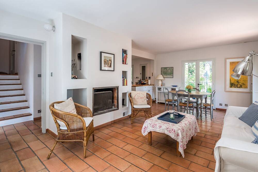 Mountainside 5 bed villa with 6m by 12m swimming pool in the Luberon Valley. in Mérindol, Parque natural regional del Luberon