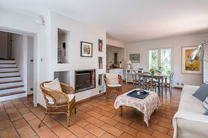 Mountainside 5 bed villa with 6m by 12m swimming pool in the Luberon Valley. in Mérindol, Parque natural regional del Luberon