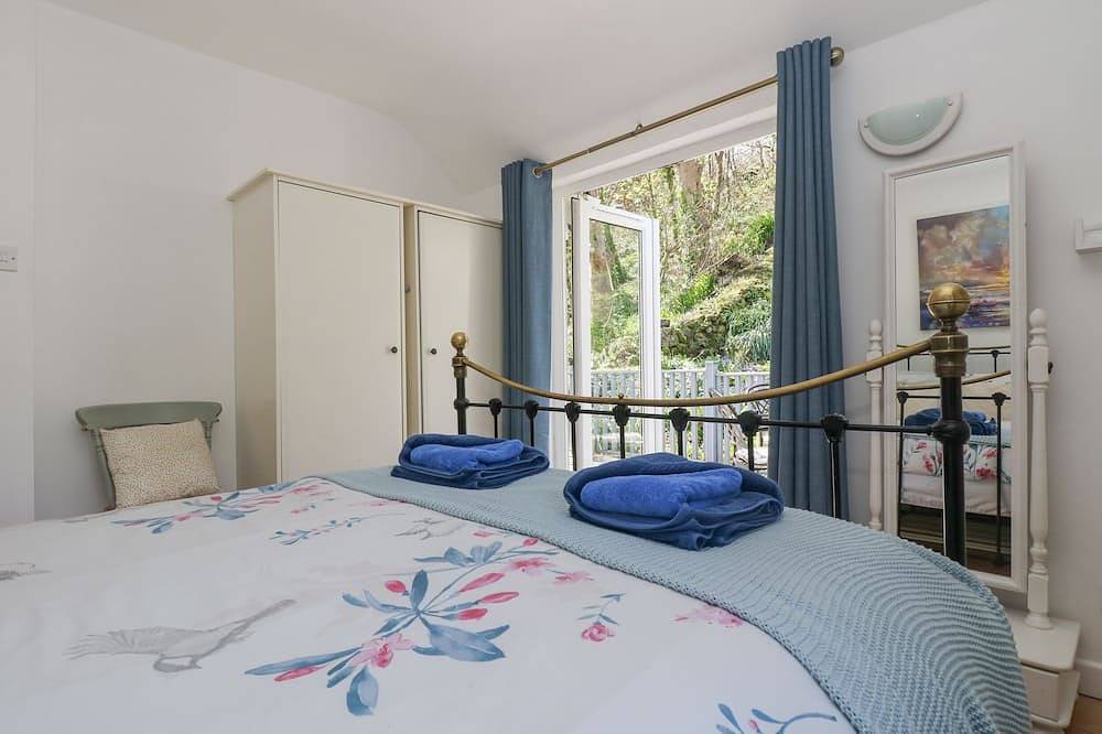 Longships, country holiday cottage, with a garden in Porthcurno in Porthcurno, Cornwall