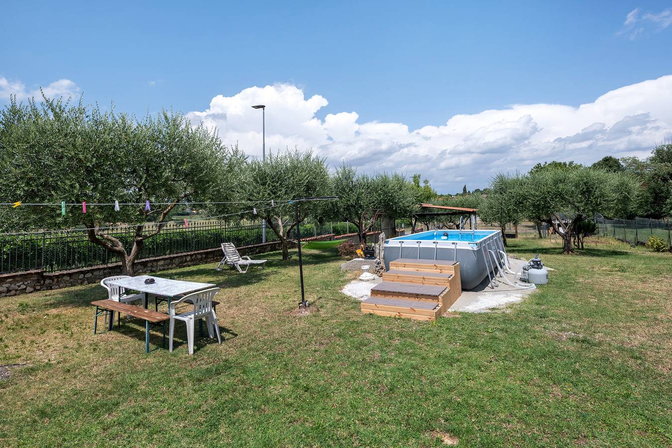 Ganze Wohnung, Apartment 'La Corte Delle Fate' mit Gemeinschaftspool, Gemeinschaftsgarten und Wlan in Lonato del Garda, Brescia Provinz