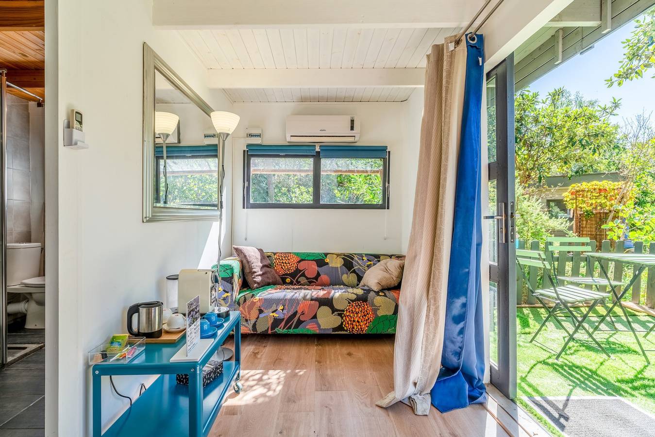 Bed and Breakfast 'Bleu' with Shared Pool, Private Terrace and Air Conditioning in Nîmes, Nimes region