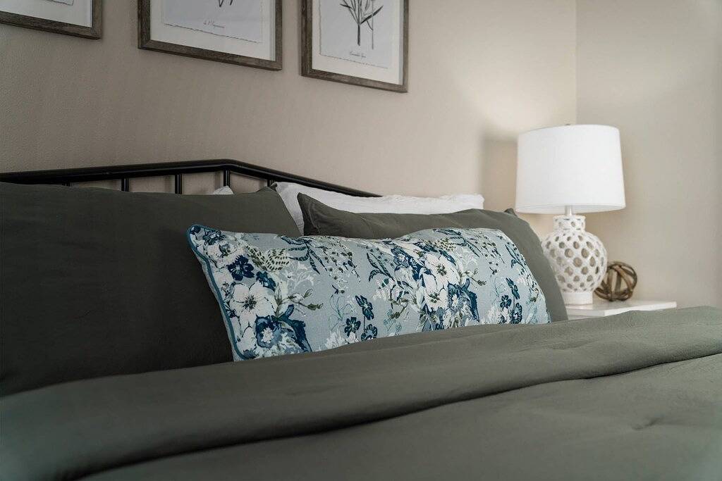 Single Level Country Cottage, New Decor, Huge Yard w/ Farmland Views, 5 Min to Newberg in Yamhill County