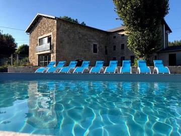 Gîte pour 24 personnes, avec vue et bassin pour enfant ainsi que jardin et piscine dans Lac de Lavalette