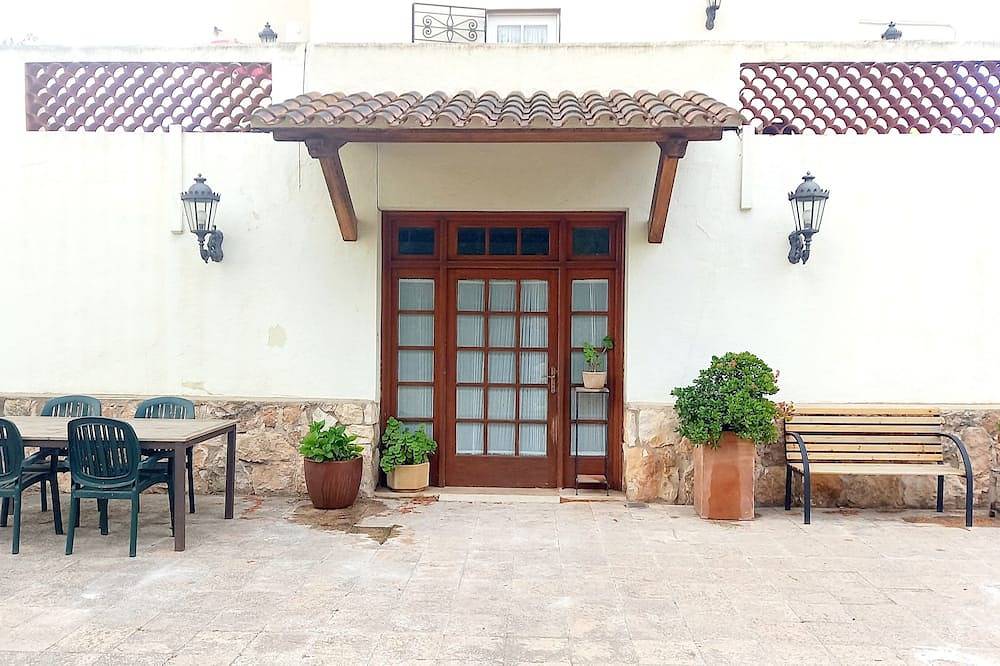 Apartamento entero, Apartment for 4 in villa, satellite Tv, garden, pool, 10 min. walk to the beach in Altafulla, Costa Dorada