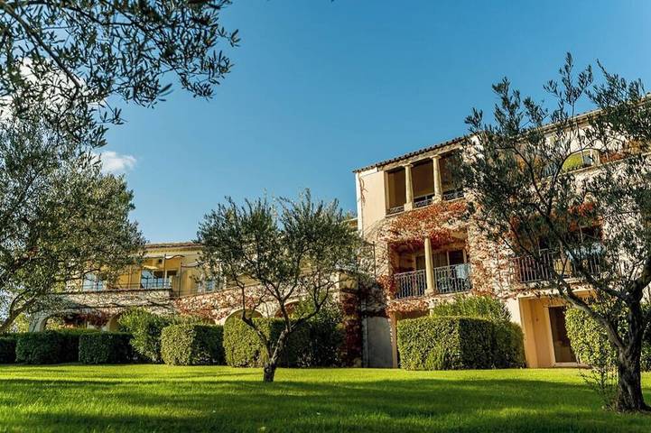 Location de vacances pour 4 personnes, avec jardin ainsi que terrasse et jacuzzi à Mallemort