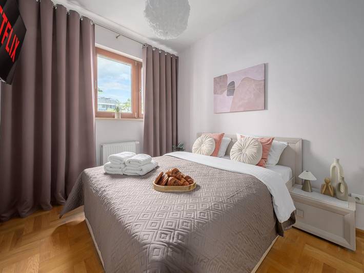 Ganze Wohnung, Gemütliches Apartment mit privatem Parkplatz in Warschau, Masowien