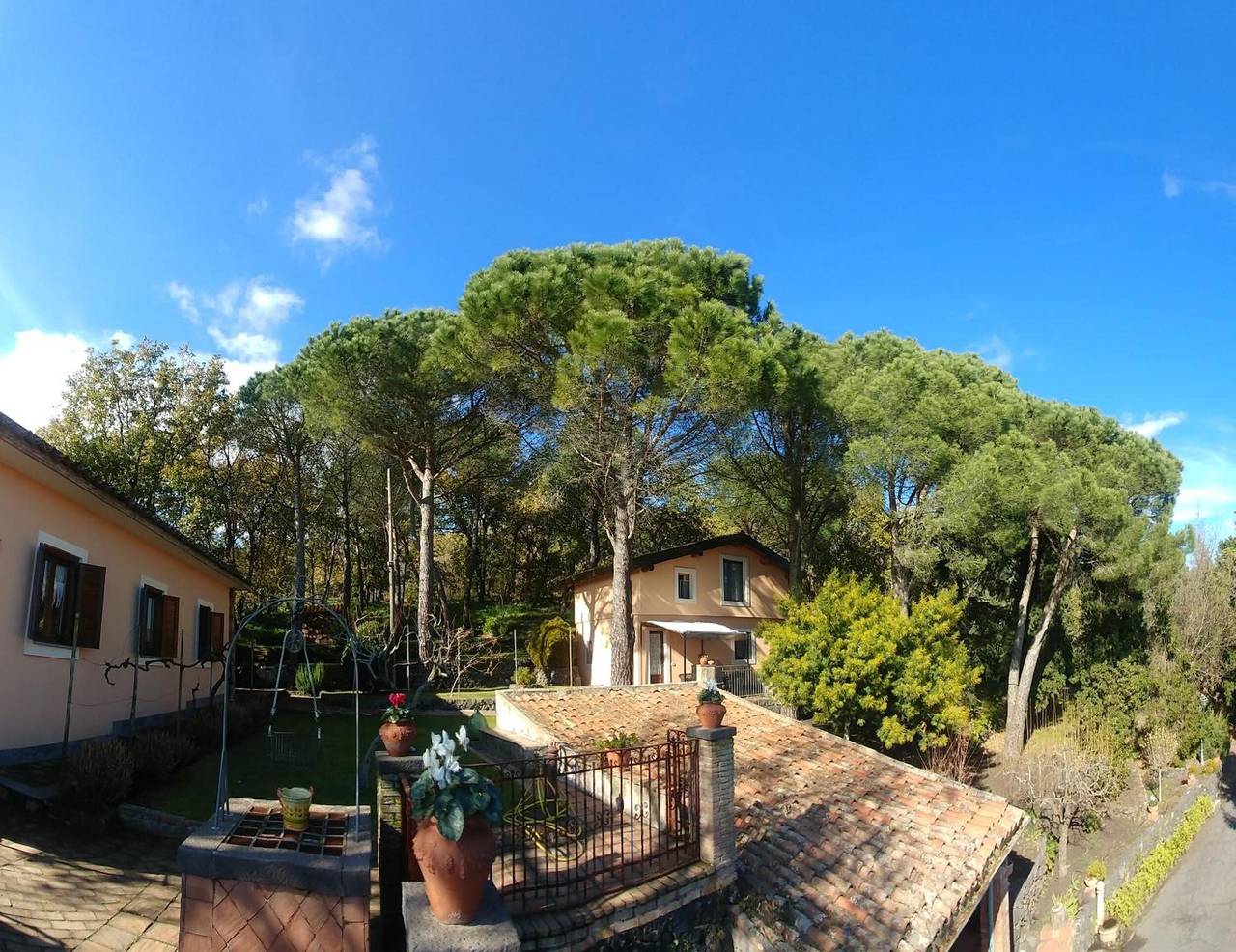 Villa 'Feudo Algerazzi - Deluxe' con vista mare, terrazza privata e Wi-Fi in Zafferana Etnea, Etna