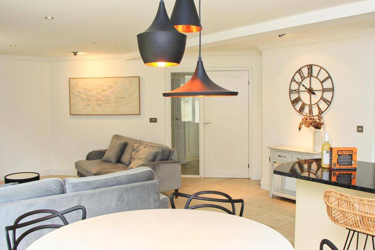 Entire apartment, Close To Beach, dogs welcome, private garden in Constantine Bay, Cornwall