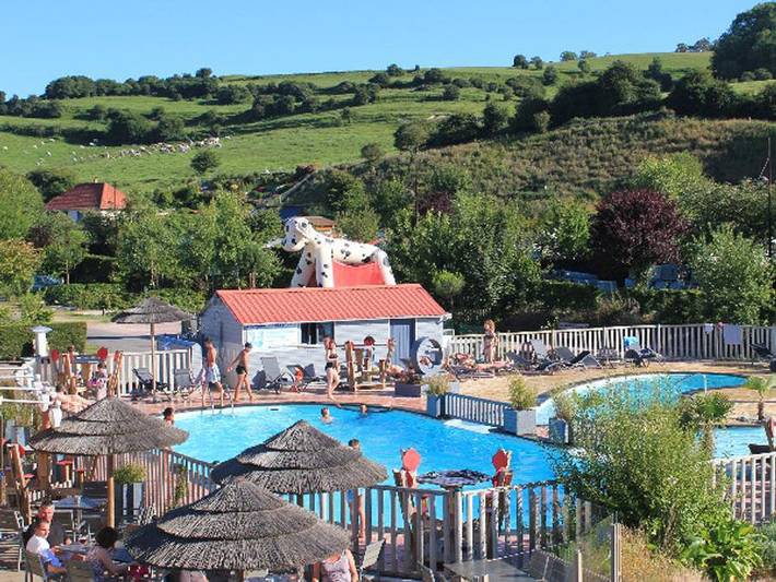 Camping pour 4 personnes, avec Jacuzzi et Terrasse ainsi que Bassin pour enfant et Piscine