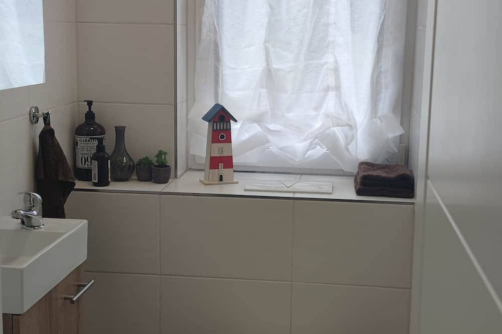 Haus am See linke Seite 200  Meter bis zum Strand in Klein Labenz, Warin