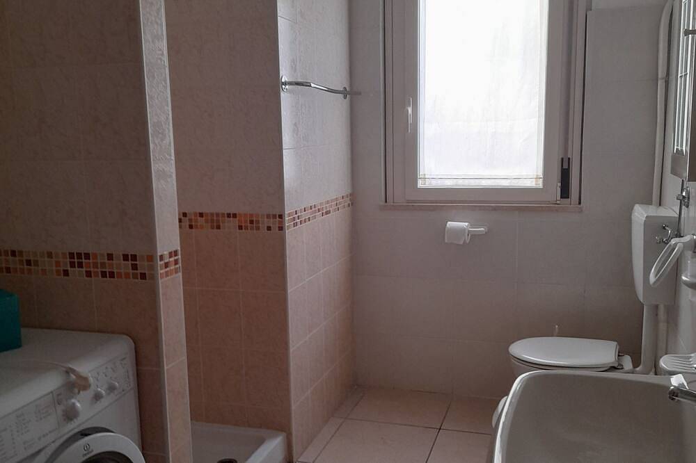 Entire apartment, Four-room apartment with sea view 30 m from the beach in Tortoreto Lido, Tortoreto Region