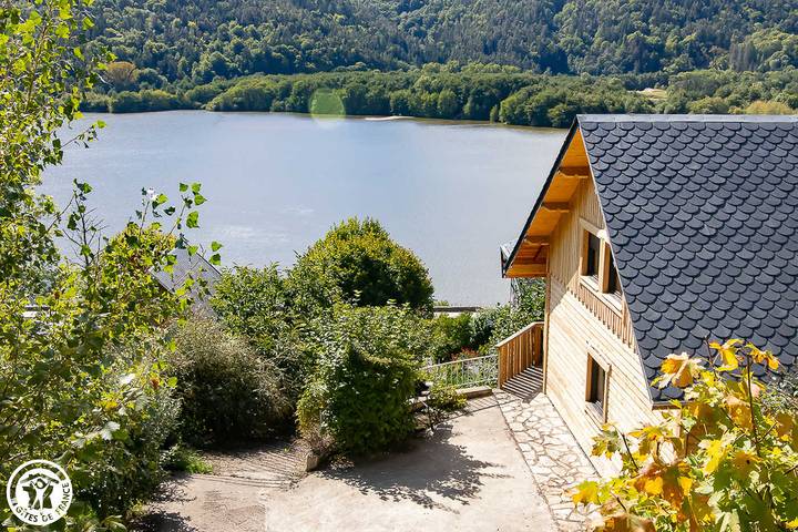 Gîte pour 5 personnes, avec Terrasse et Jardin à Chambon-sur-Lac