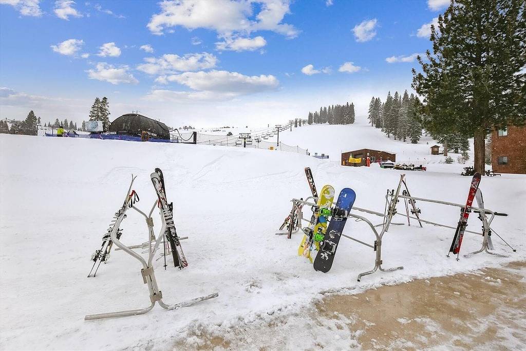 Ganze Wohnung, Tahoe Donner Loft mit wunderschönem Bergblick! Direkt an der Abfahrt gelegen - perfekt zum Sommerwandern! Kostenlose Parkplätze und Hoa Ausstattung. in Truckee, Donner Lake