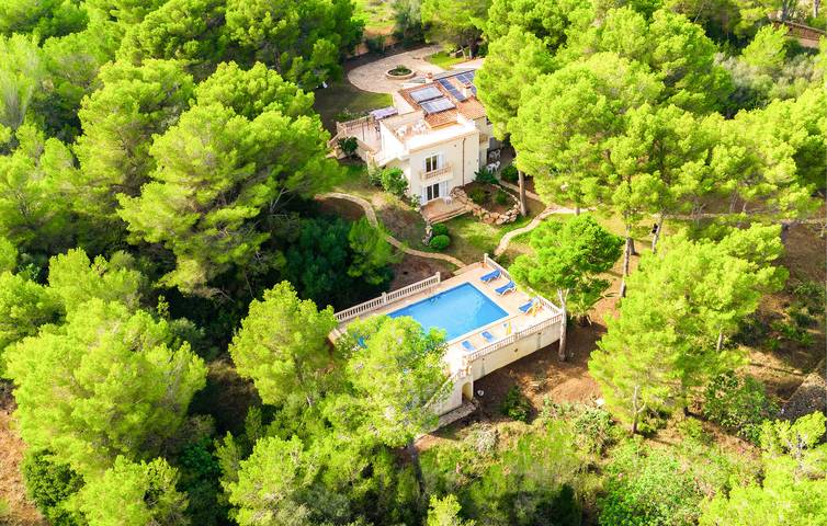 Rückzugsort am Strand mit Pool und Terrasse, 2 km vom Strand entfernt in Cala Ratjada, Capdepera